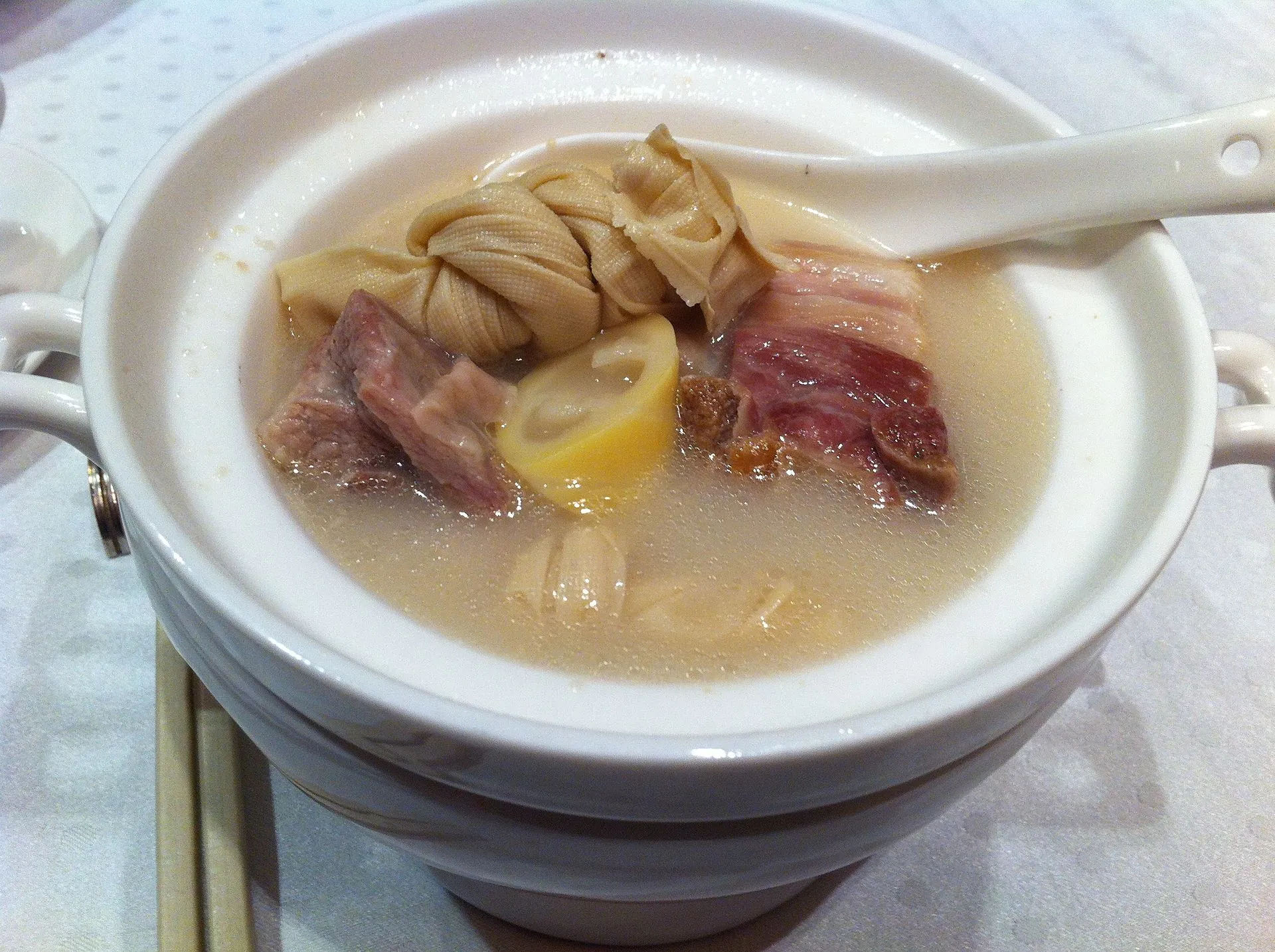 生肉・塩漬け肉・筍・豆腐の結びが入った腌篤鮮の鍋