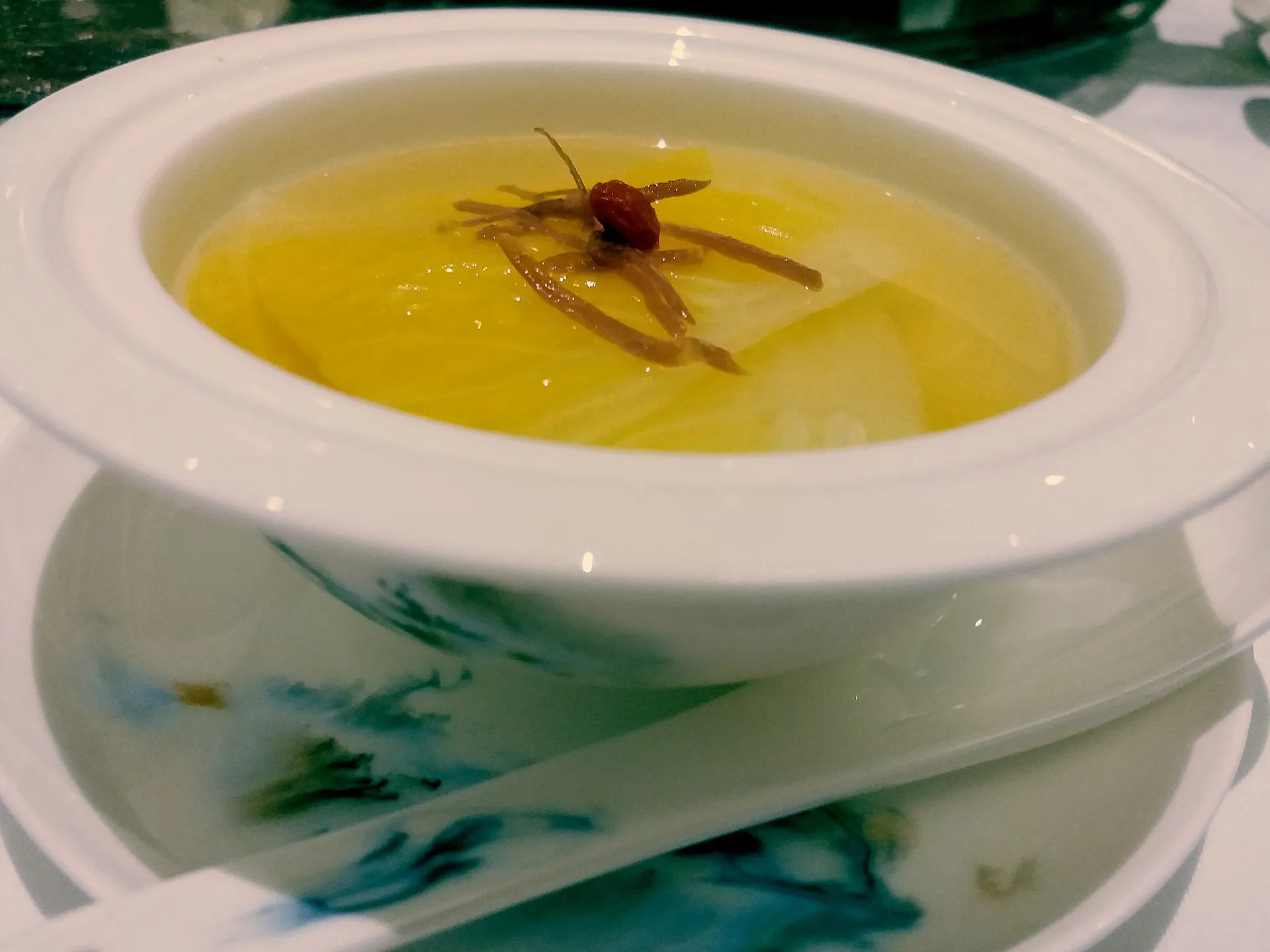 開水白菜 — 花のように盛られた淡い白菜の芯にクコの実、澄んだコンソメの中に