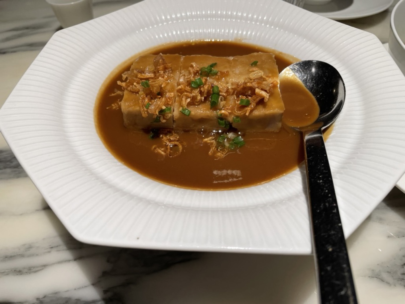 旨味だれの里芋餅に、カリカリの揚げエシャロットと葱